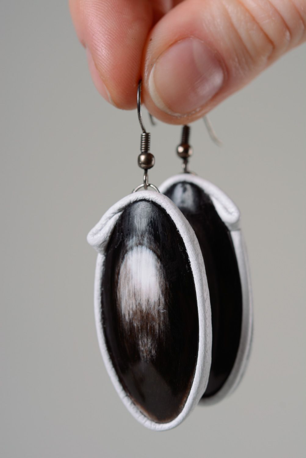 Handmade cow horn dangle earrings of oval shape with white genuine leather photo 5