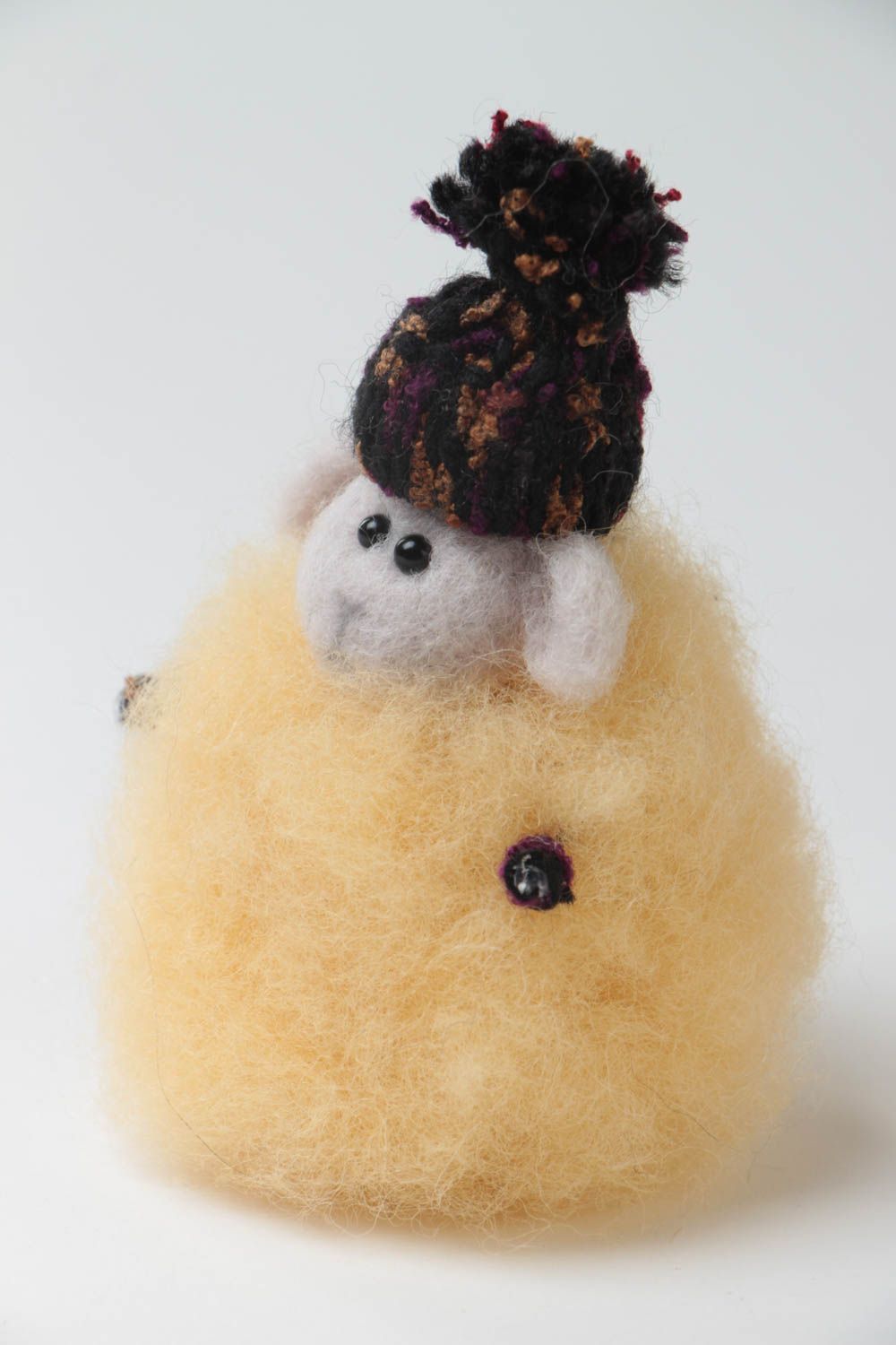 Jouet mou brebis en bonnet fait main laine technique de feutrage original photo 2