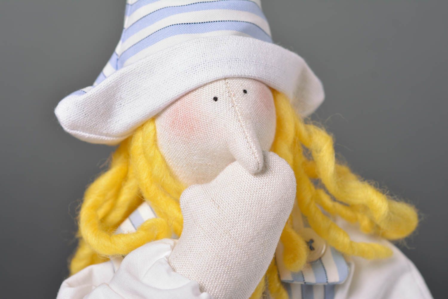 Bambola bella in stoffa fatta a mano pupazzo tessile originale con cuscino
 foto 2