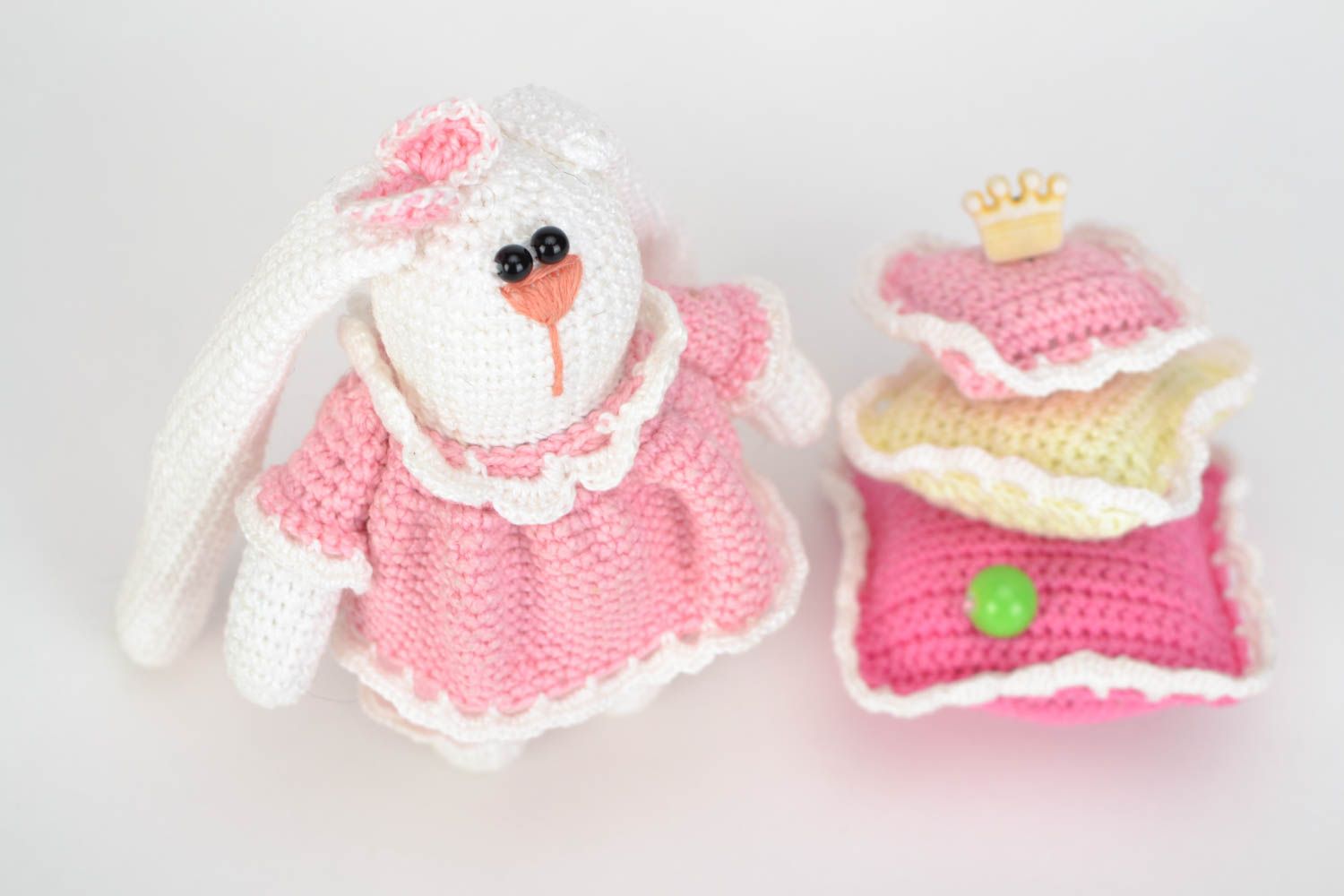 Маленькая вязаная мягкая игрушка ручной работы Зайка с подушками розовая фото 3