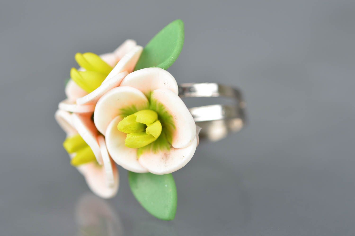 Origineller zarter bunter schöner handgemachter Ring aus Polymerton mit Blumen foto 4