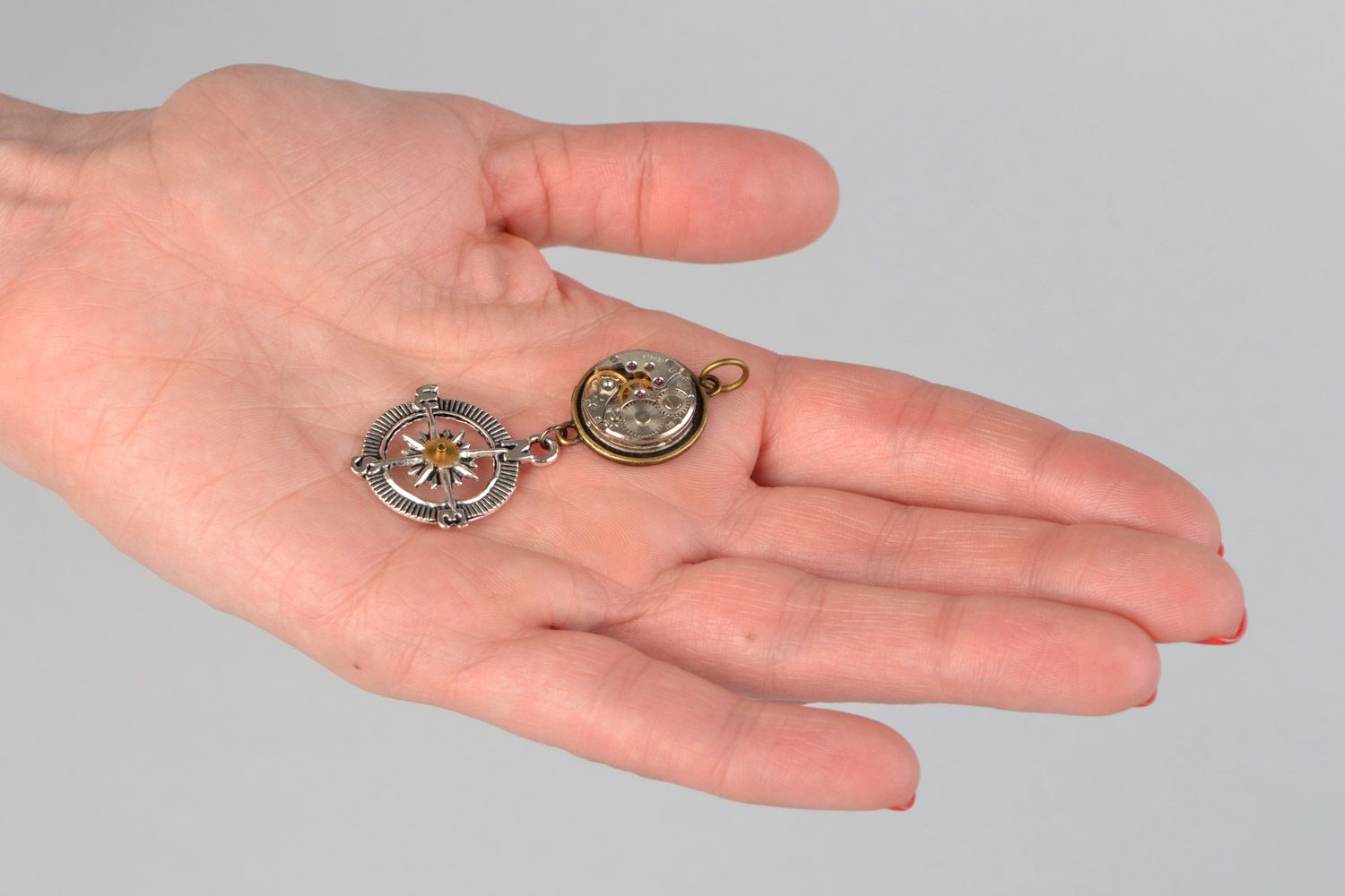 Accessoire pendentif fait main avec mécanisme d'horlogerie fait main photo 2