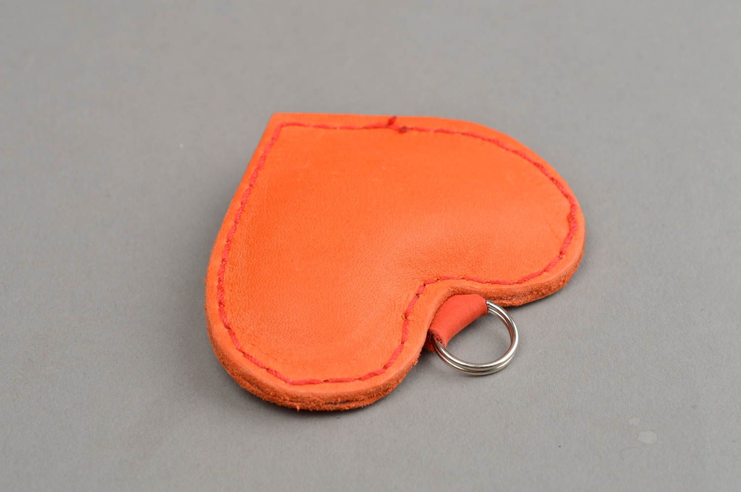 Оранжевый брелок ручной работы из натуральной кожи в виде сердца небольшой фото 5