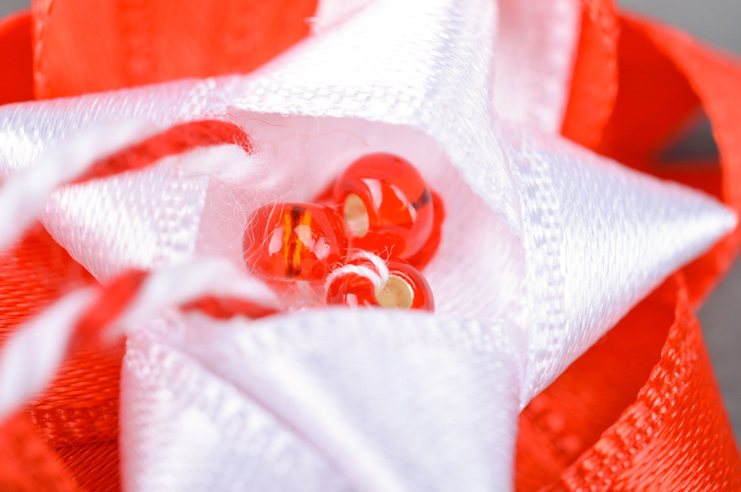 Schöne weiß rote handgemachte Haarklemme aus Atlasbändern in Form der Blume foto 4