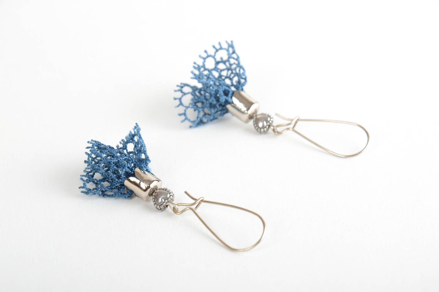 Schöne künstlerische blaue Ohrringe aus Spitze Handarbeit feines Accessoire foto 5