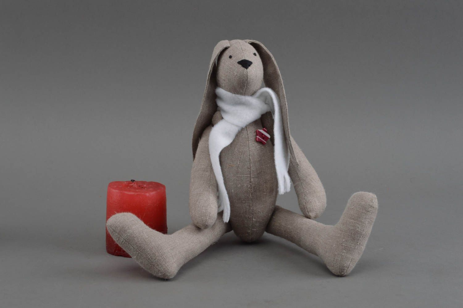 Petite peluche lapin gris en lin avec écharpe faite main originale jouet photo 1