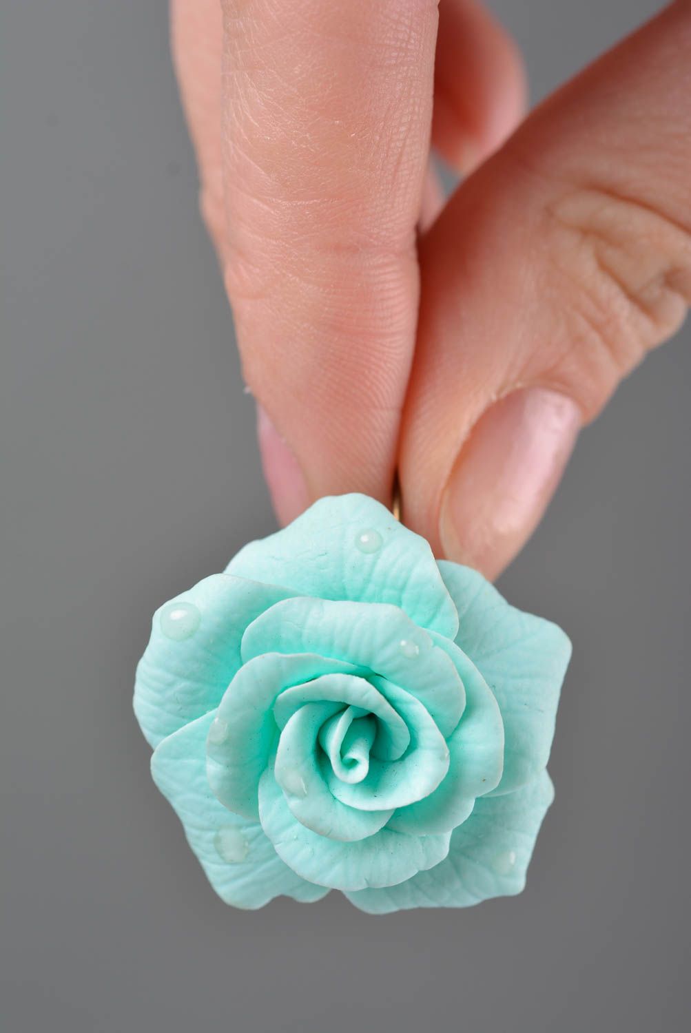 Нежные объемные серьги цветы из полимерной глины голубые розы ручной работы  фото 2