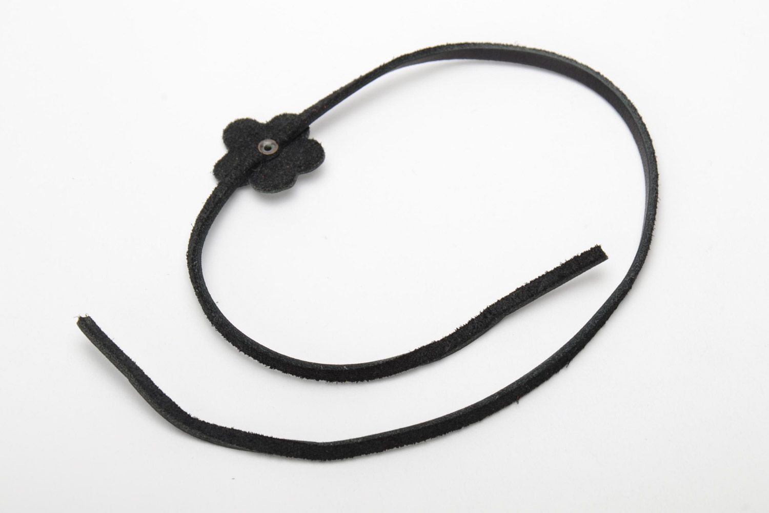 Bracelet en cuir naturel noir avec fleur blanche fait main fin pour femme photo 5