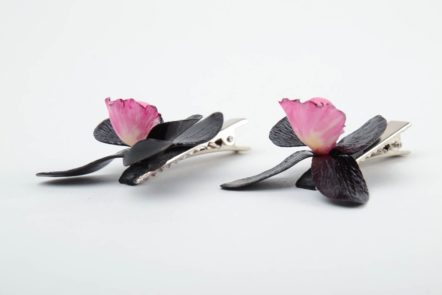 Заколки из холодного фарфора комплект ручной работы 2 штуки черные с розовым фото 4