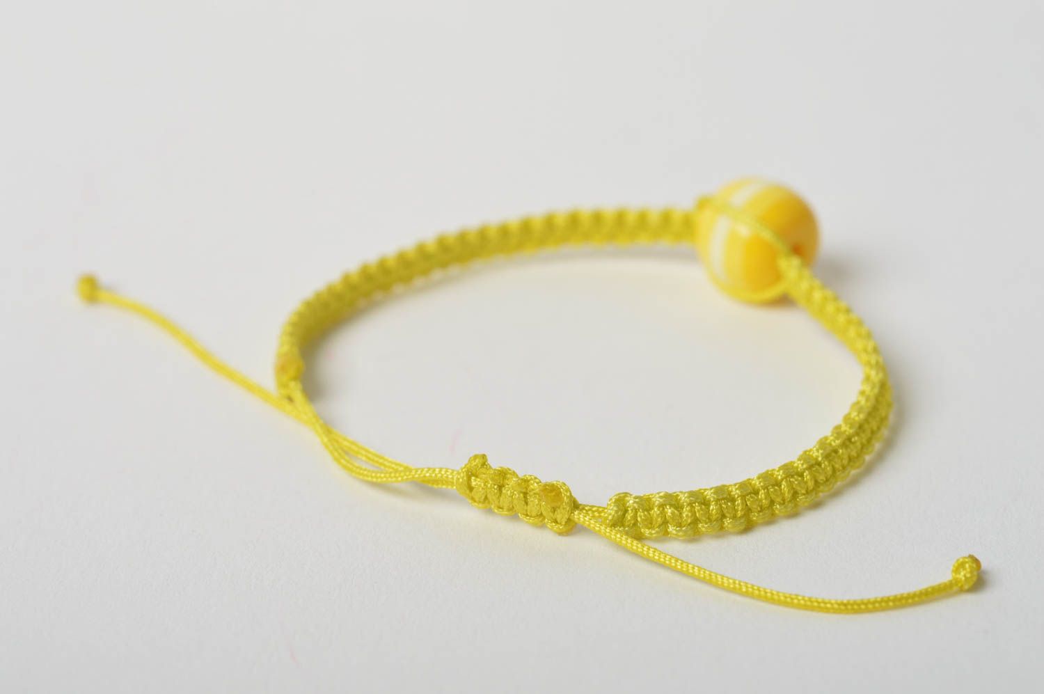 Браслет ручной работы браслет из шнурков плетеный браслет желтый с бусиной фото 4