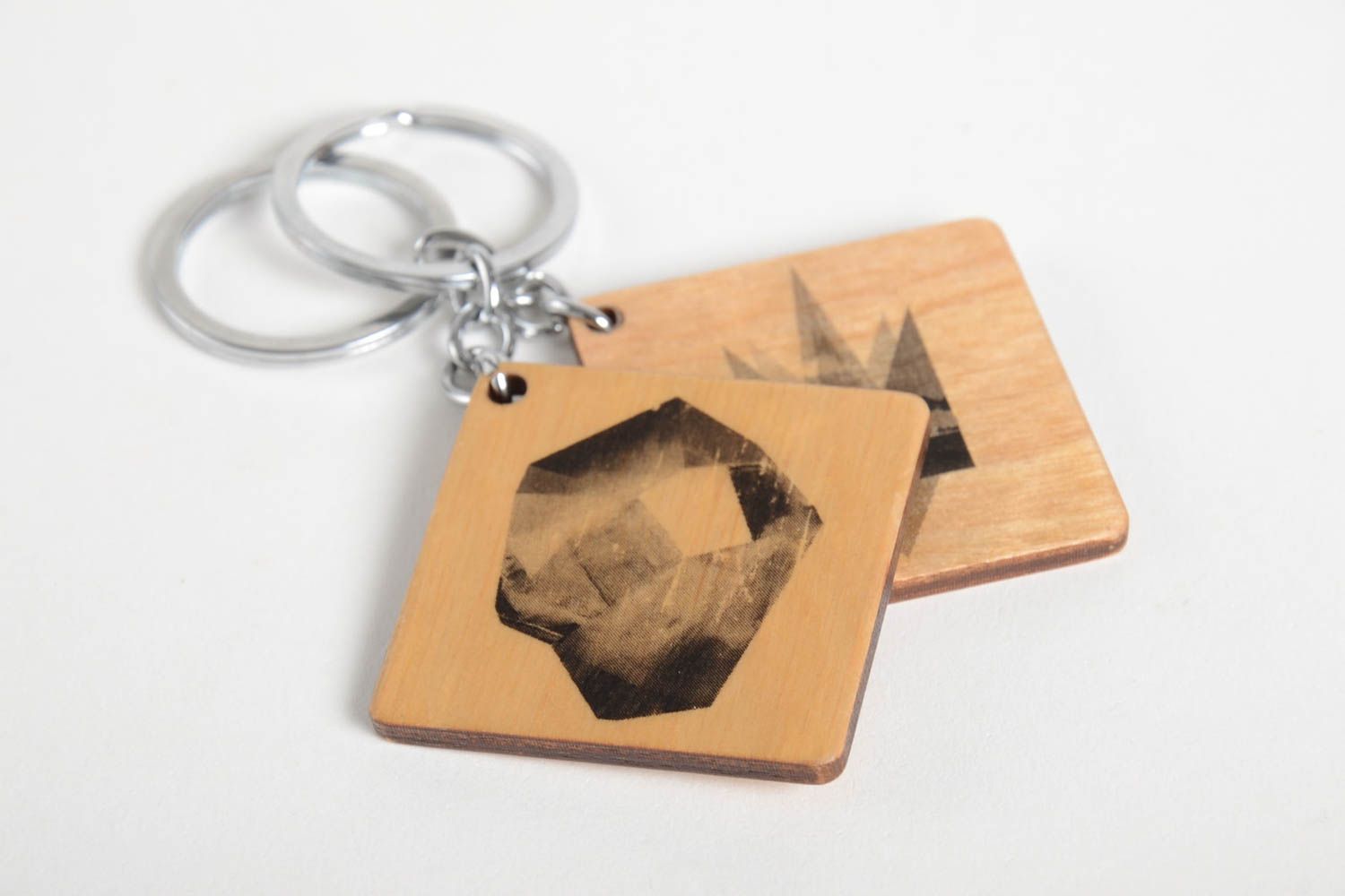 Porte-clés en bois faits main carrés originaux 2 pièces Accessoires design photo 3
