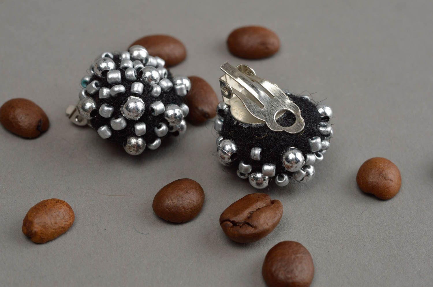 Boucles d'oreilles à clip en laine feutrée et perles de rocaille faite main photo 1