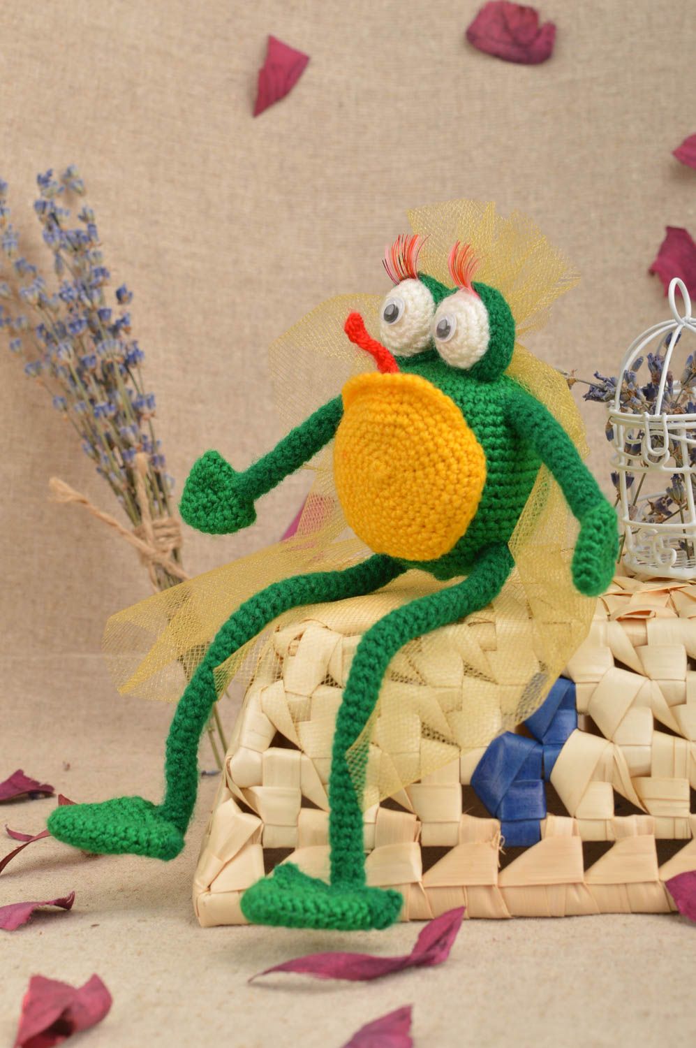 Смешная авторская вязаная игрушка лягушка зеленая с желтым ручной работы фото 1