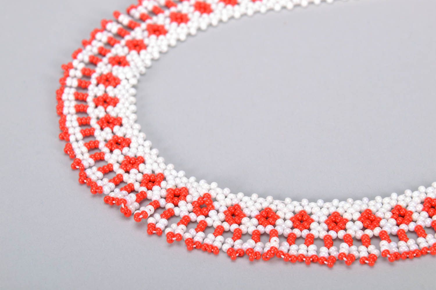 White and red beaded necklace photo 4