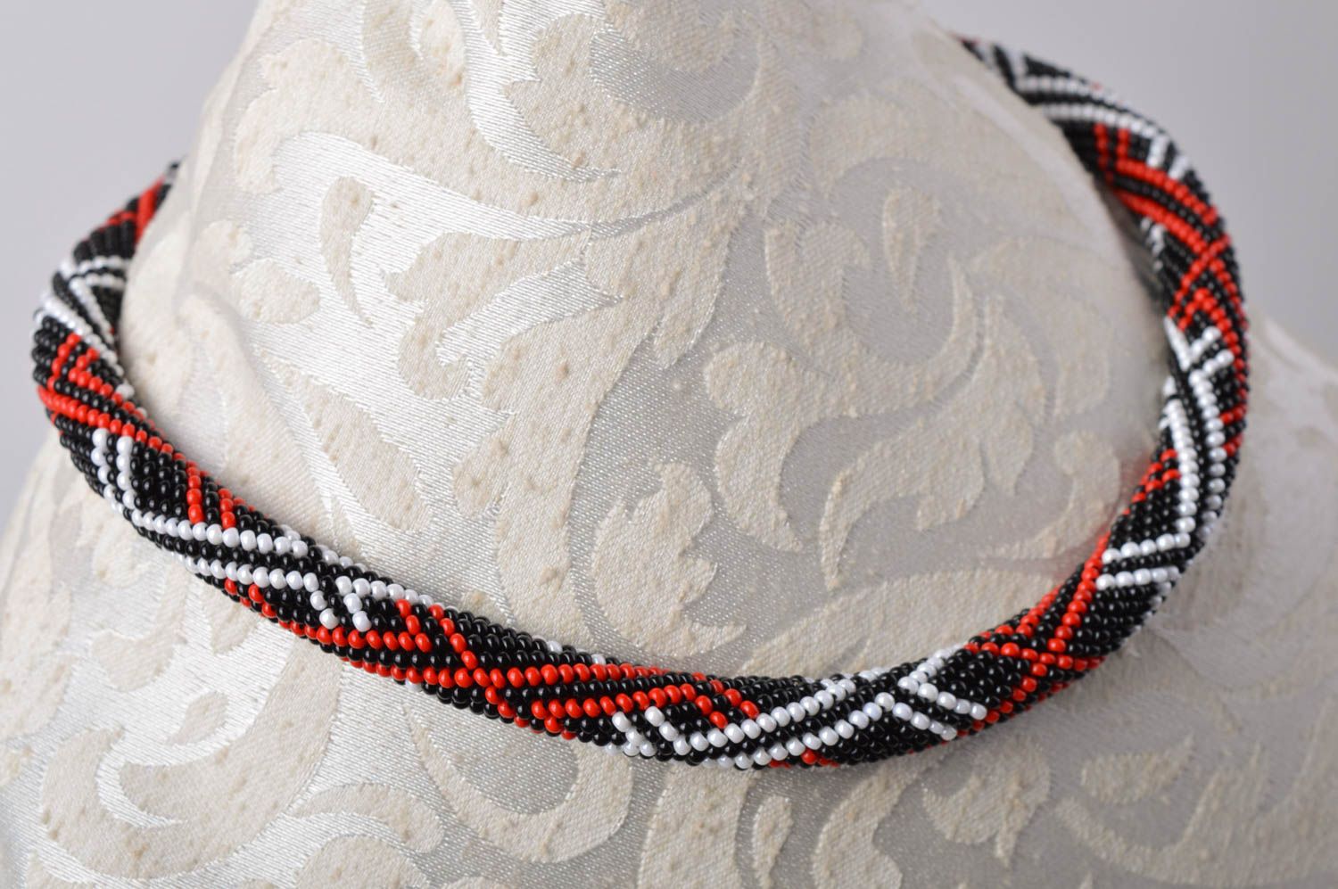 Collier en perles de rocaille Bijou fait main ornementé spirale Cadeau femme photo 1