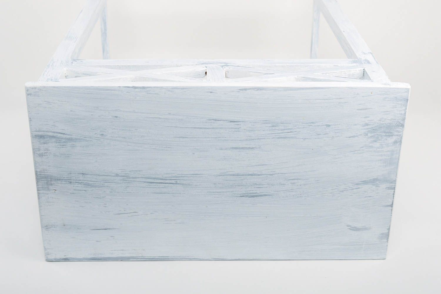 Soporte para macetas hecho a mano de madera de pino pintado en color blanco foto 4