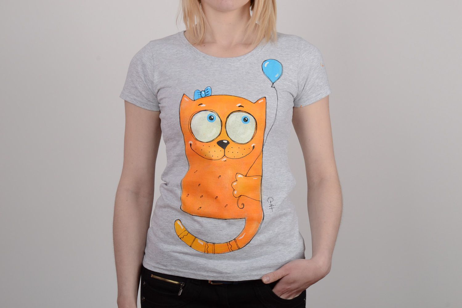 Handmade gray cotton T-shirt with acrylic painting in the shape of cute cat  photo 1
