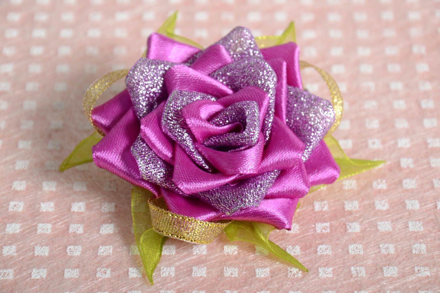 Объемная заколка для волос из атласа в виде розы на зажиме лиловая ручной работы фото 1