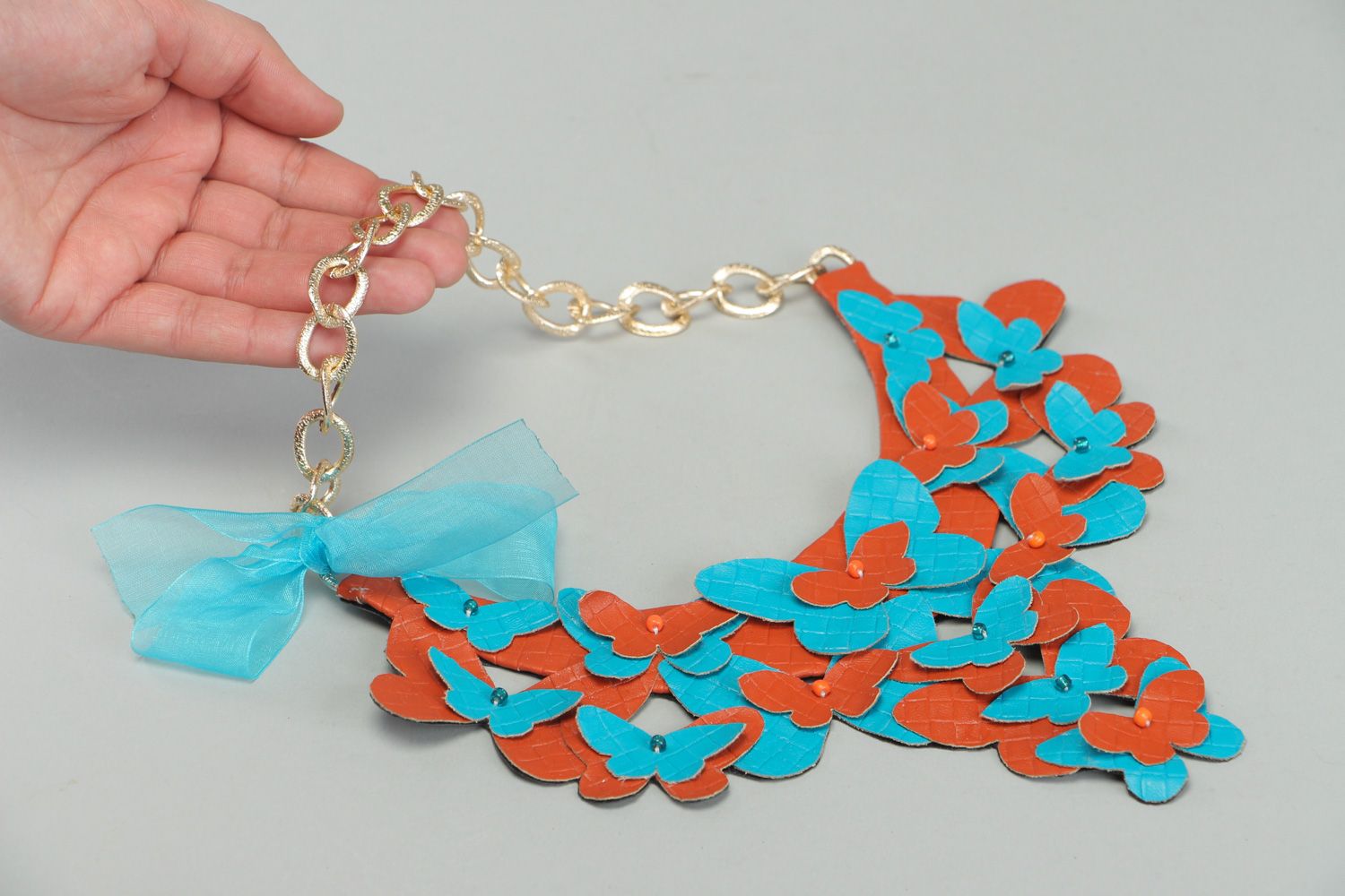 Collar de cuero artificial artesanal abigarrado en cadenita foto 4