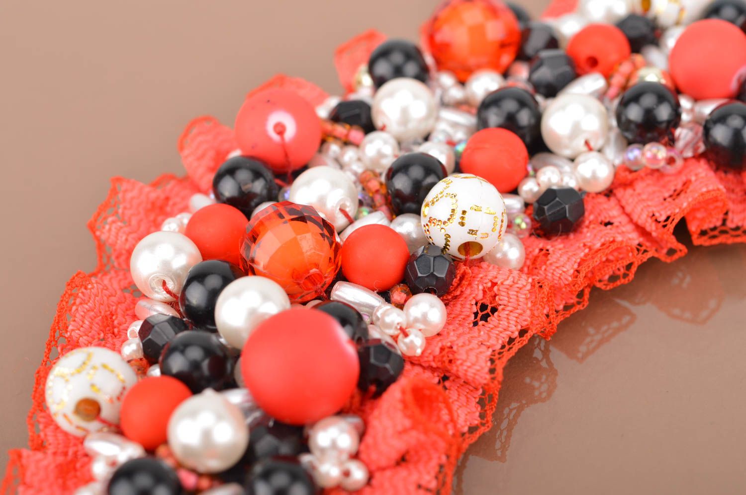 Collier massif sur chaîne en perles fantaisie et dentelle fait main rouge noir photo 3