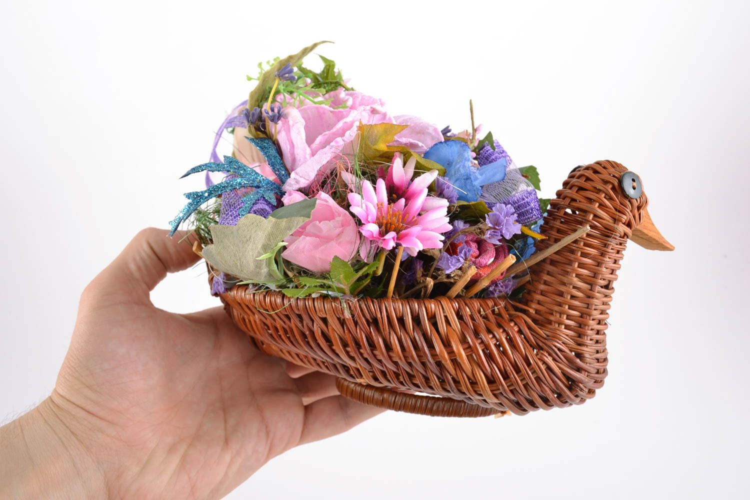Ikebana de flores artificiales en cesta trenzada con forma de pato artesanal foto 5