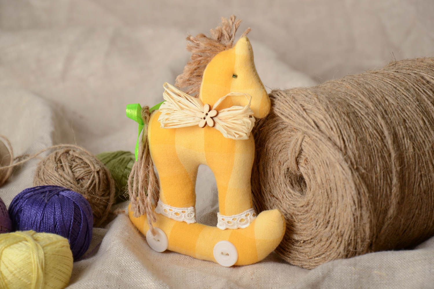 Weiches lustiges handgemachtes Kuscheltier Pferd aus Kattun und Leinschnur für Kinder foto 1