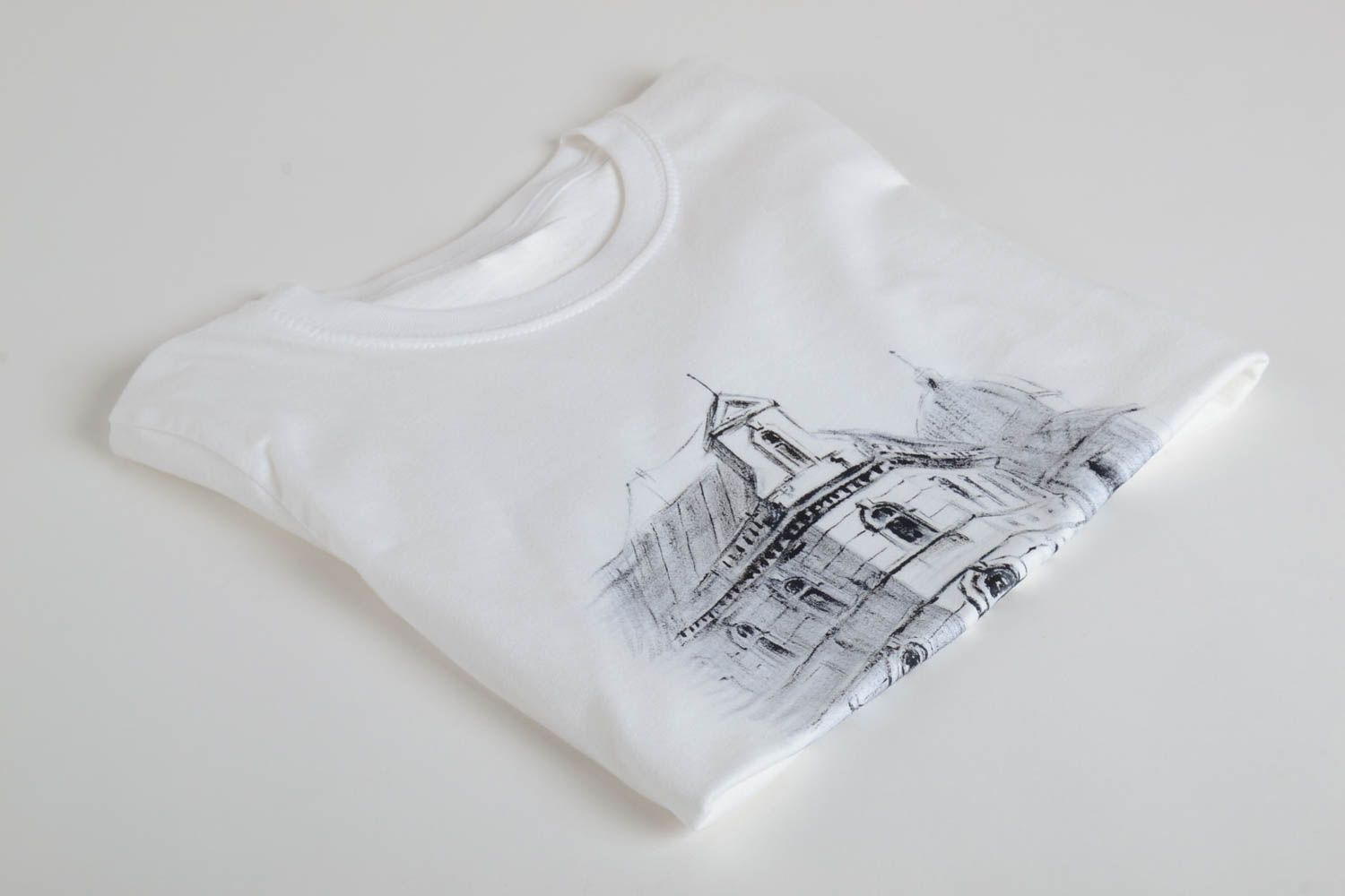 T-shirt blanc fait main Tee-shirt coton avec dessin de créateur Vêtement femme photo 1