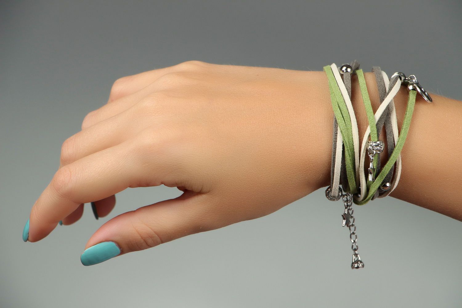 Handmade Armband aus Wildleder mit Knopf-Anhänger foto 4