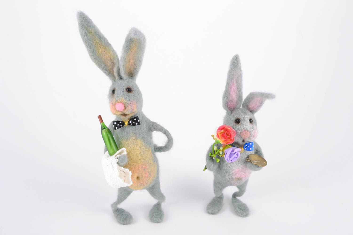 Jolis jouets mous faits main de laine naturelle feutrée Deux lapins joyeux photo 2