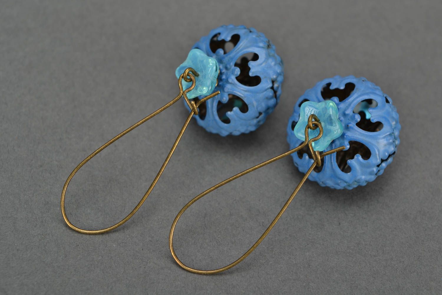 Boucles d'oreilles faites main pendantes bleues laiton perles fantaisie photo 3