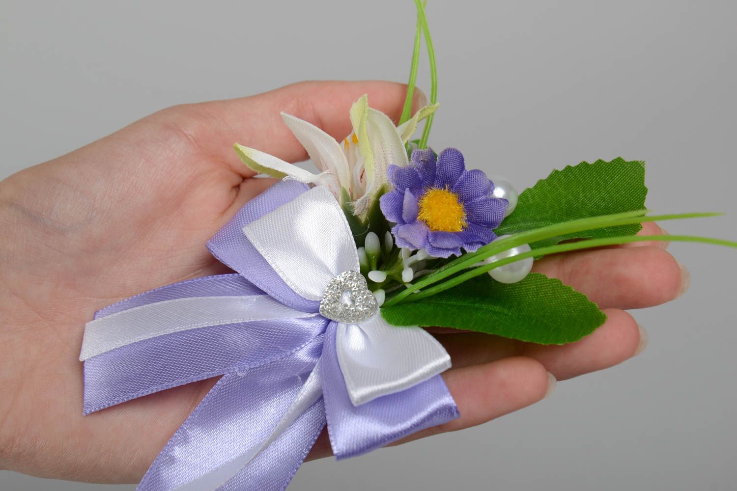 Boutonniere fatta a mano bracciale per testimone o sposo con fiore e raso foto 5