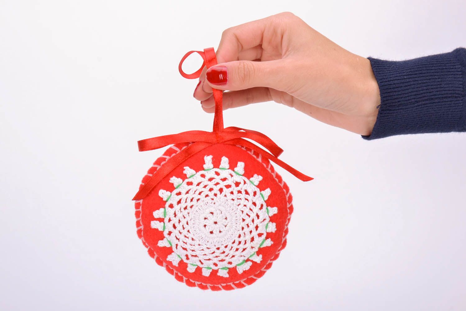 Brinquedo bonito de Natal decorado com rendas de algodão feitas à mão foto 5