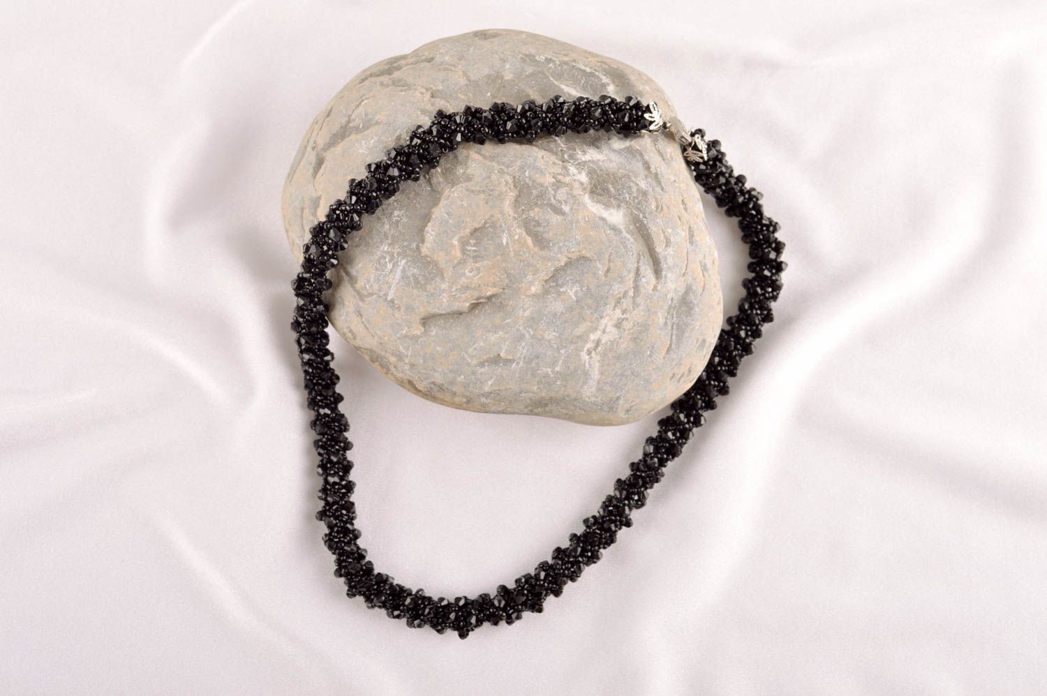 Collier femme Bijou fait main noir en perles de rocaille stylé Cadeau femme photo 1