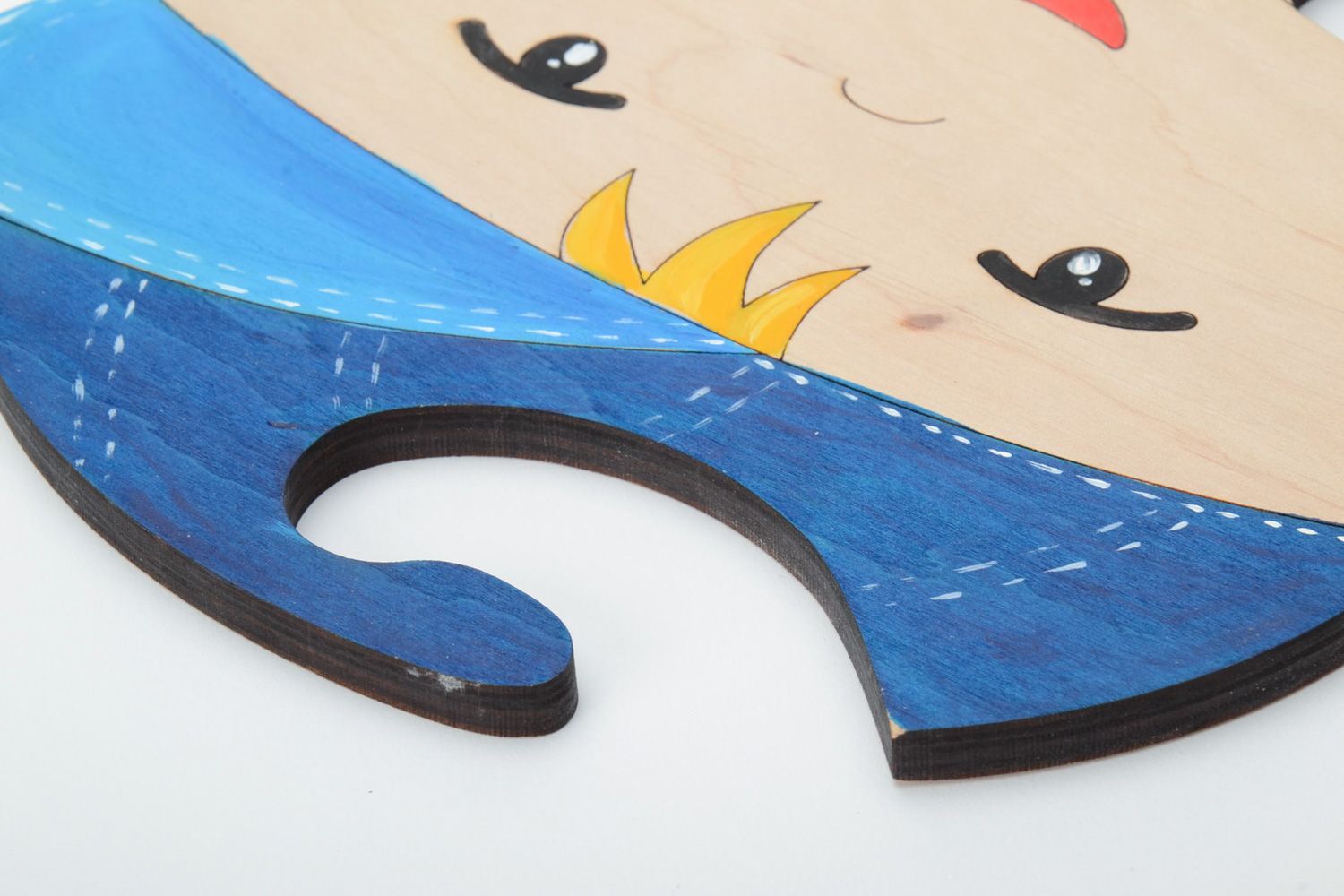 Joli cintre pour vêtements enfant fait main en bois peint original Visage photo 4