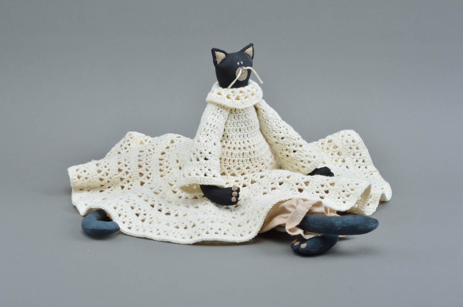 Мягкая игрушка кошка из ткани ручной работы большая красивая в платье детская фото 4