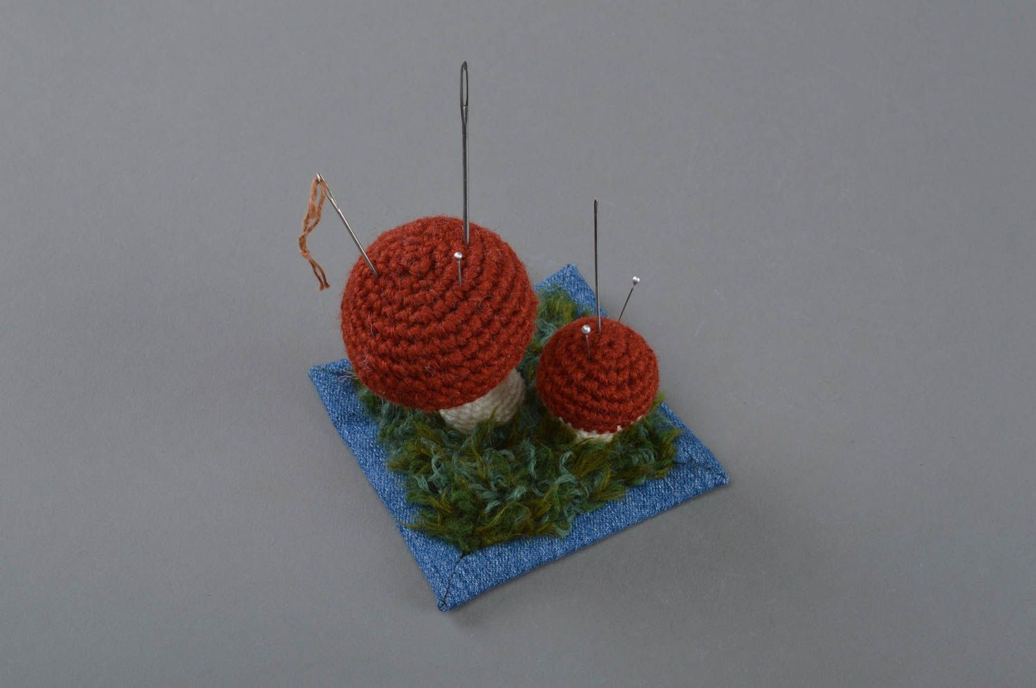 Pique-aiguilles fait main original tricoté au crochet en forme de champignons photo 2