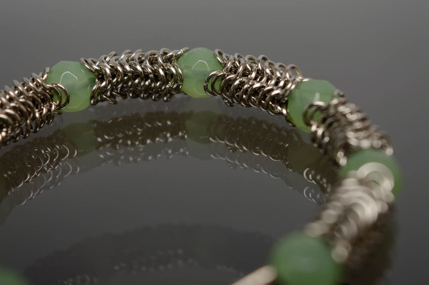 Bracelet en métal fait main original de cotte de maille avec chrysoprase photo 5
