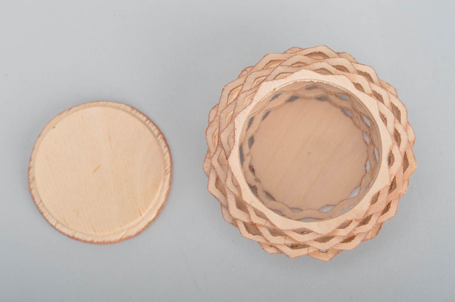 Kleine einzigartige runde Schatulle für Ringe aus Furnierholz handgeschaffen foto 2