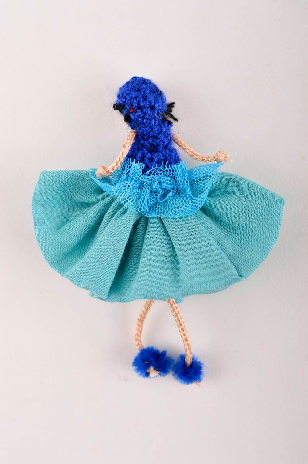 Broche fait main Bijou fantaisie textile Accessoire femme Poupée en bleu photo 3