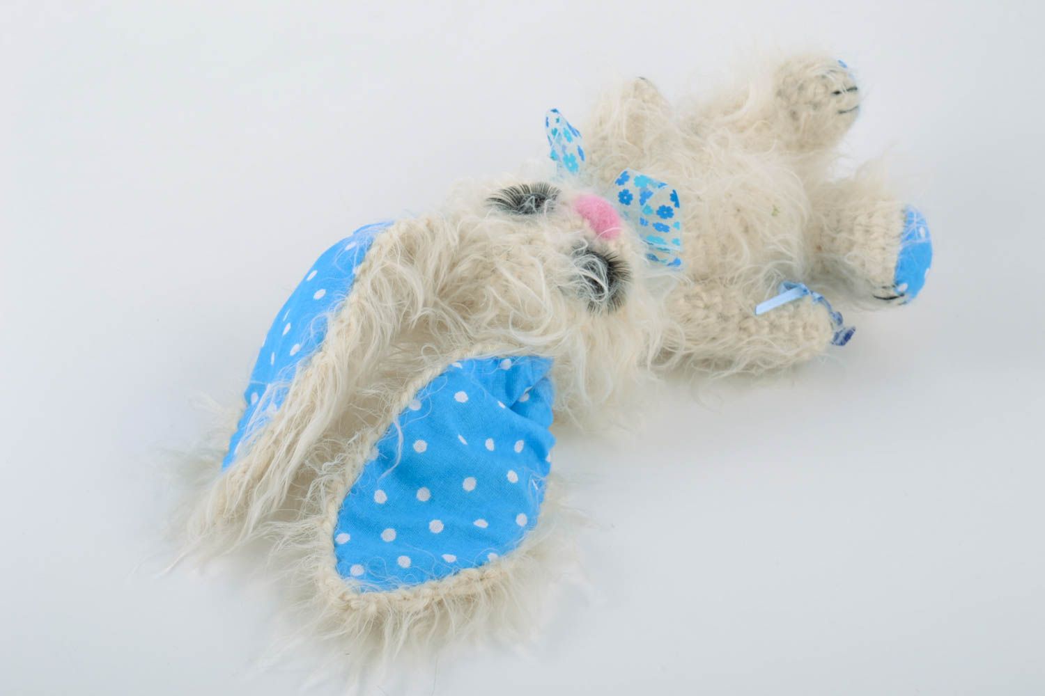 Мягкая вязаная игрушка в виде зайчика ручной работы белая с голубым симпатичная фото 4