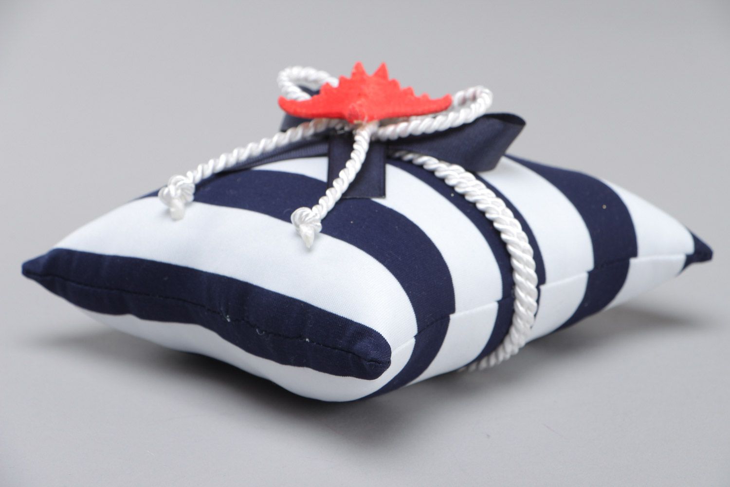 Сине белая подушечка для колец в морском стиле из трикотажа с бантиком ручной работы фото 3