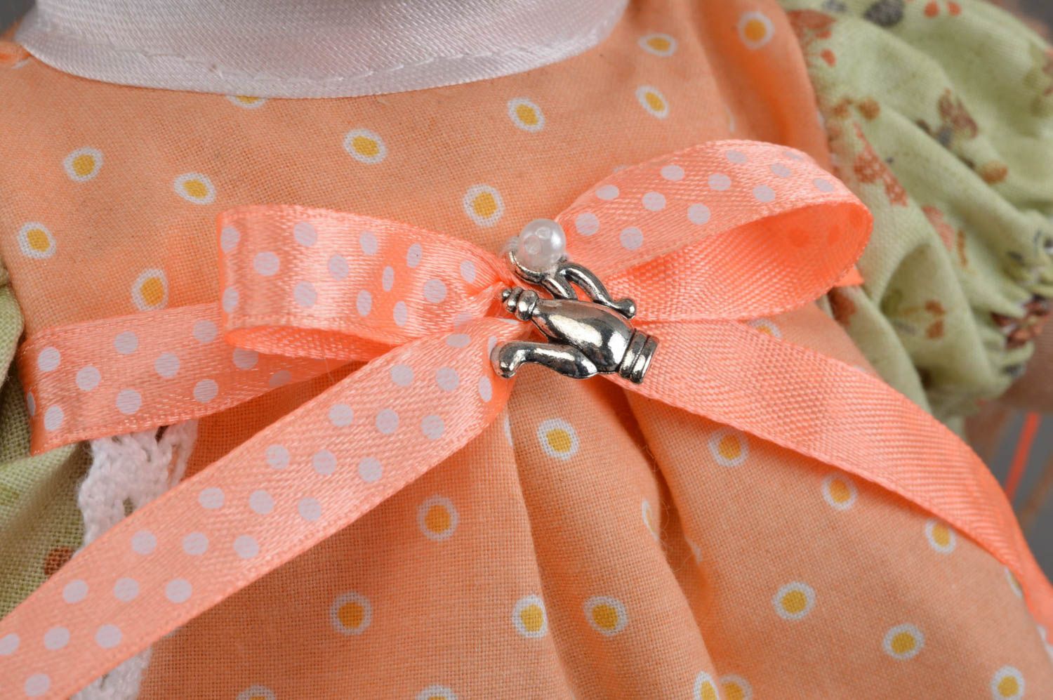 Handgemachte weiche Puppe aus Stoff mit Zöpfen im Kleid in Orange für Mädchen  foto 5