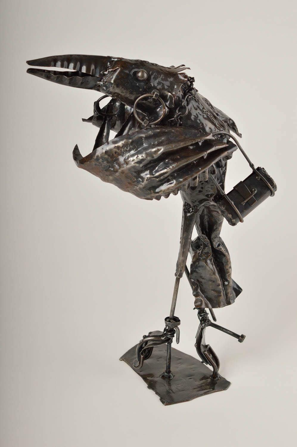 Figura de metal artesanal objeto de decoración souvenir original Cuervo  foto 5