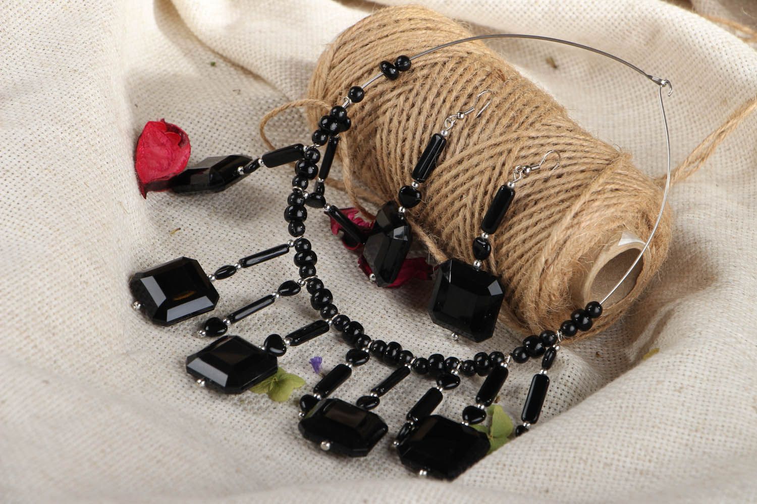 Necklace and earrings in black photo 4