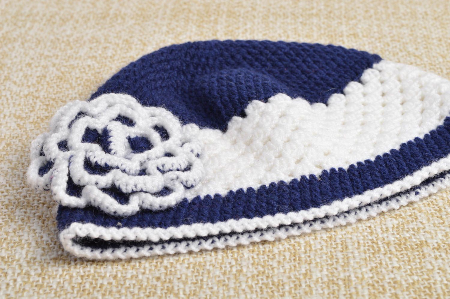 Bonnet tricot fait main Chapeau au crochet bleu blanc fleur Vêtement fille photo 1