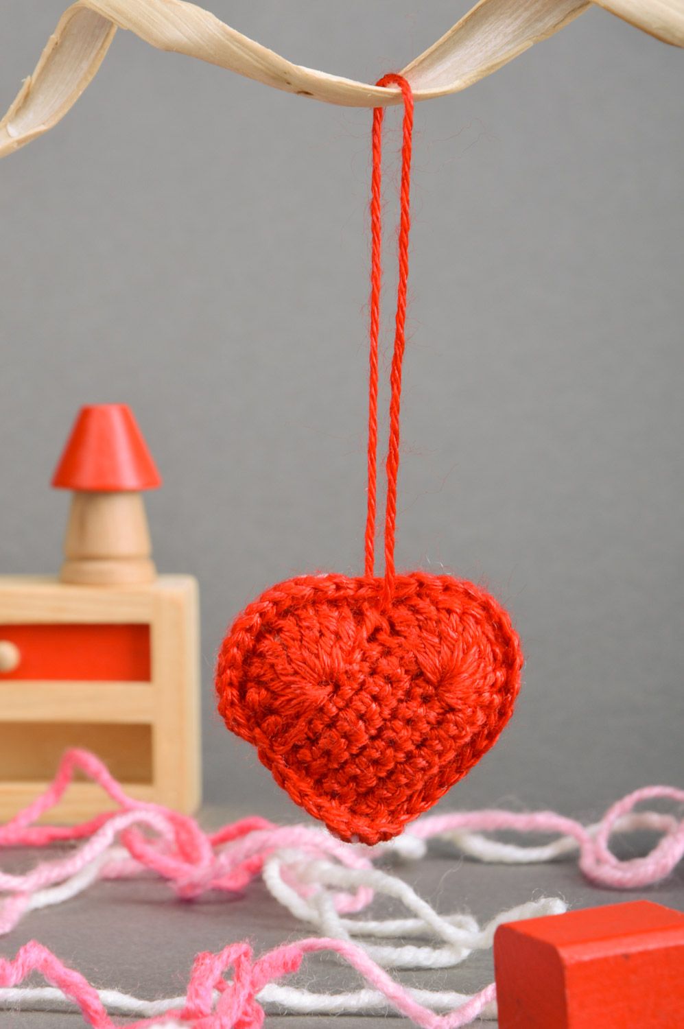 Petite décoration tricotée suspendre faite main en forme de coeur rouge-blanc photo 1