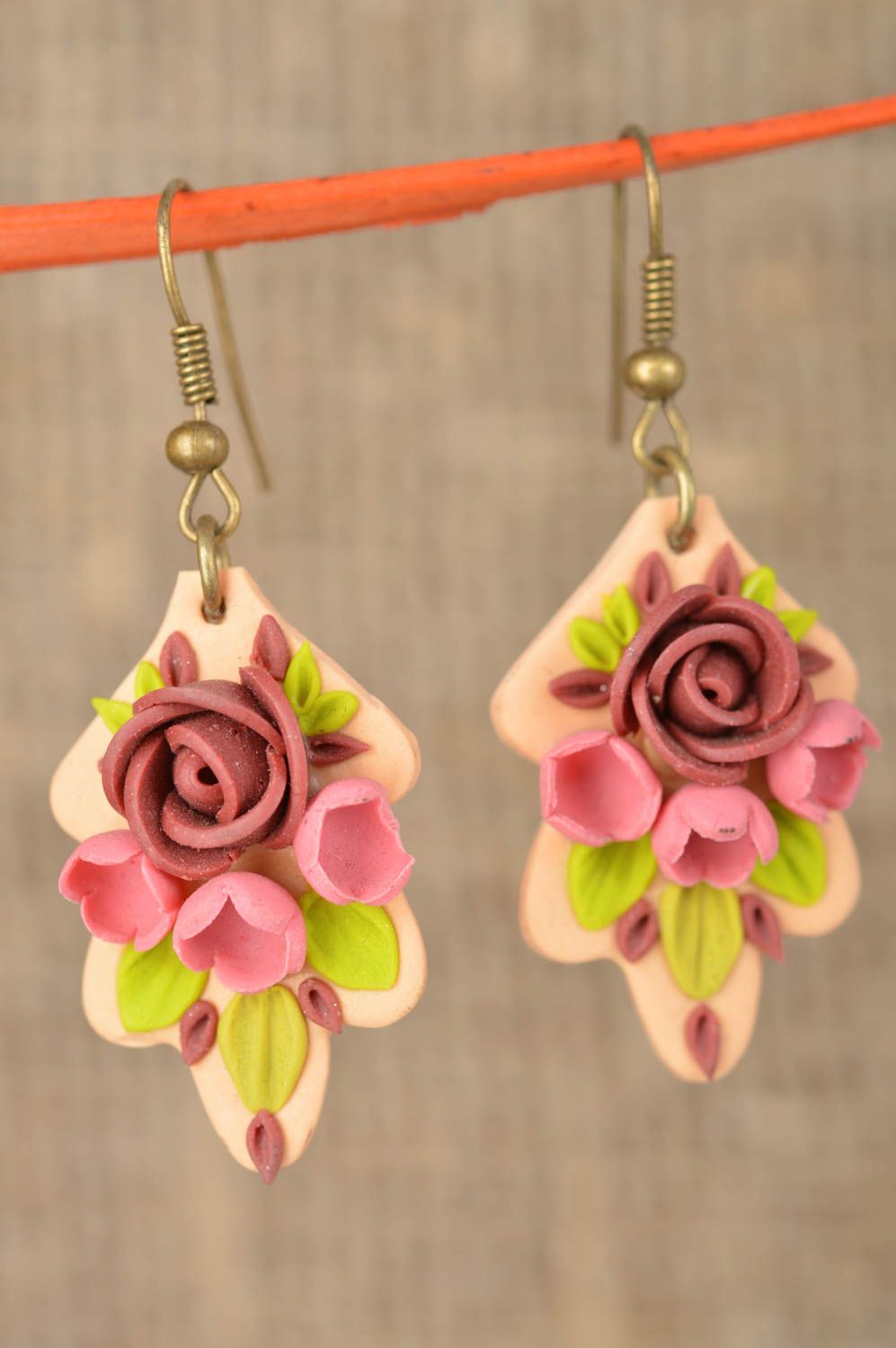 Beige schöne handgemachte Ohrringe aus Polymerton mit Anhängern schöne Blumen foto 1