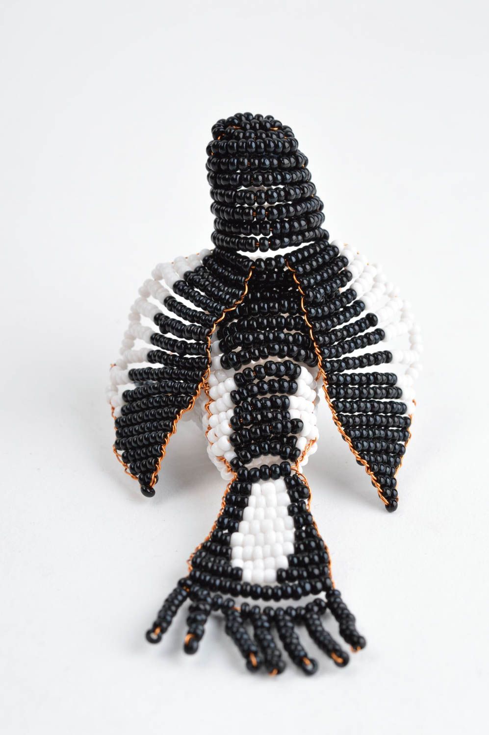Статуэтка ручной работы черно белая птица работа из бисера настольный декор фото 4