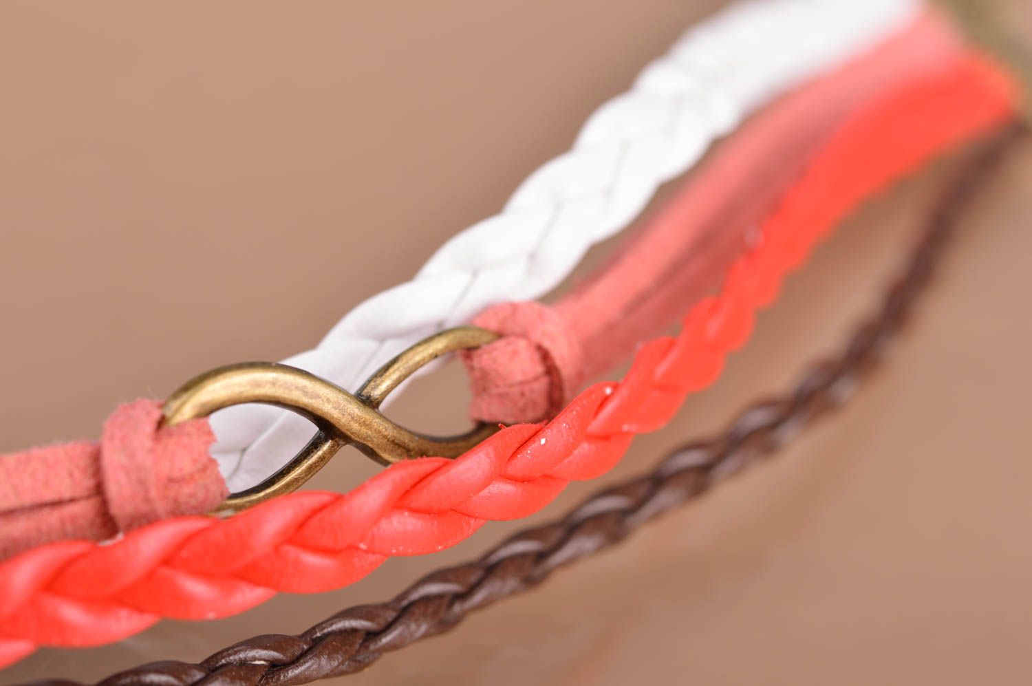 Handmade mehrreihiges Armband aus Wildleder Damen Schmuck rot rosa weiß braun foto 4