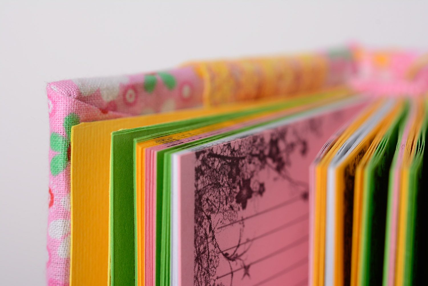 Bloc de notas artesanal rosado con cubierta de tela con estampado y encaje foto 5